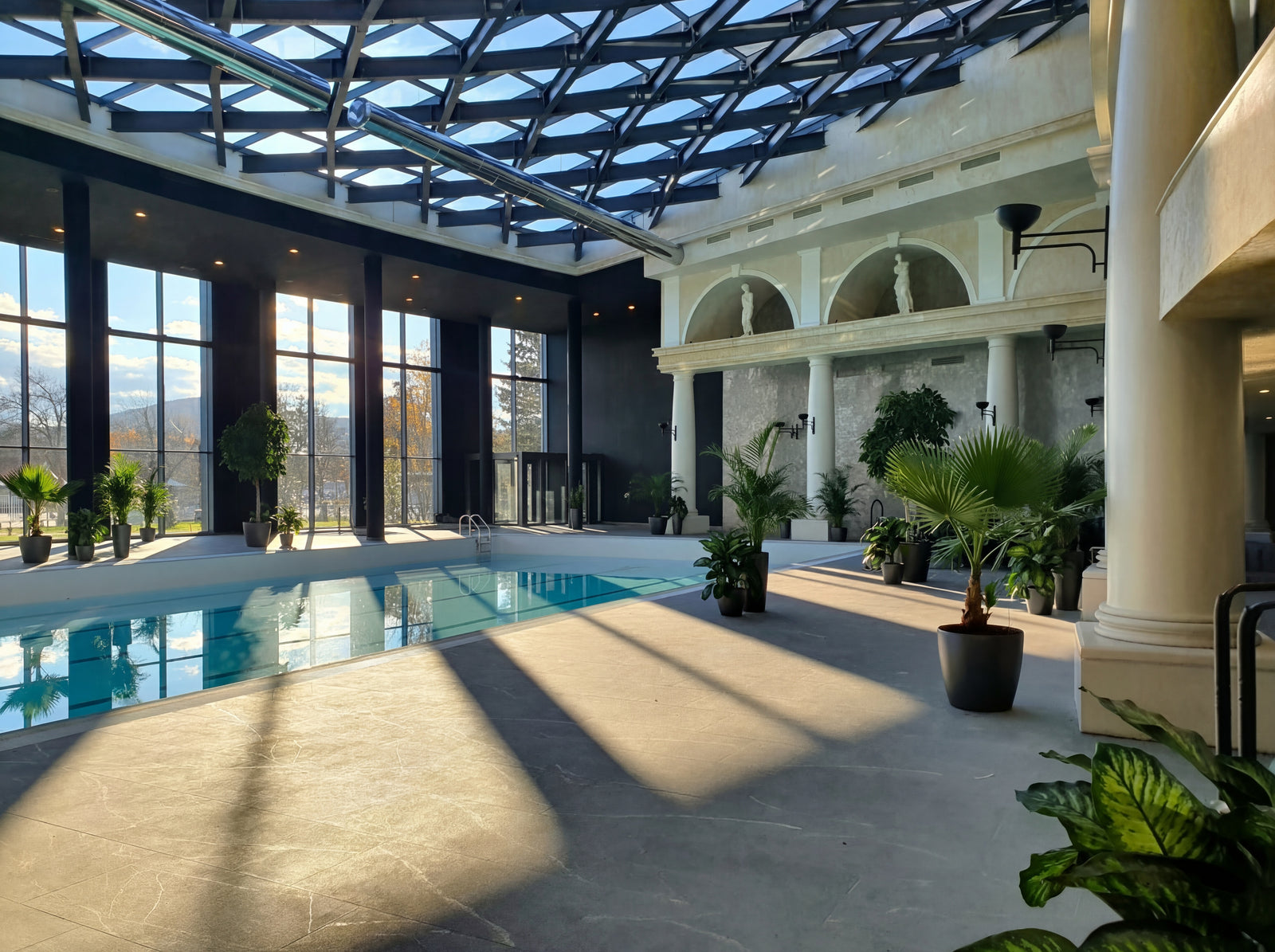 Озеленен закрит басейн с палми и големи растения в Kings’ Valley Medical & Spa Hotel, Казанлък